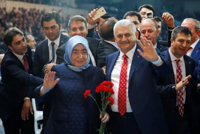 Menteri Transportasi Turki Binali Yildirim bersama istrinya Semiha Yildirim saat tiba dalam Kongres Luar Biasa Partai AK untuk memilih perdana menteri baru di Ankara, Turki, 22 Mei 2016.