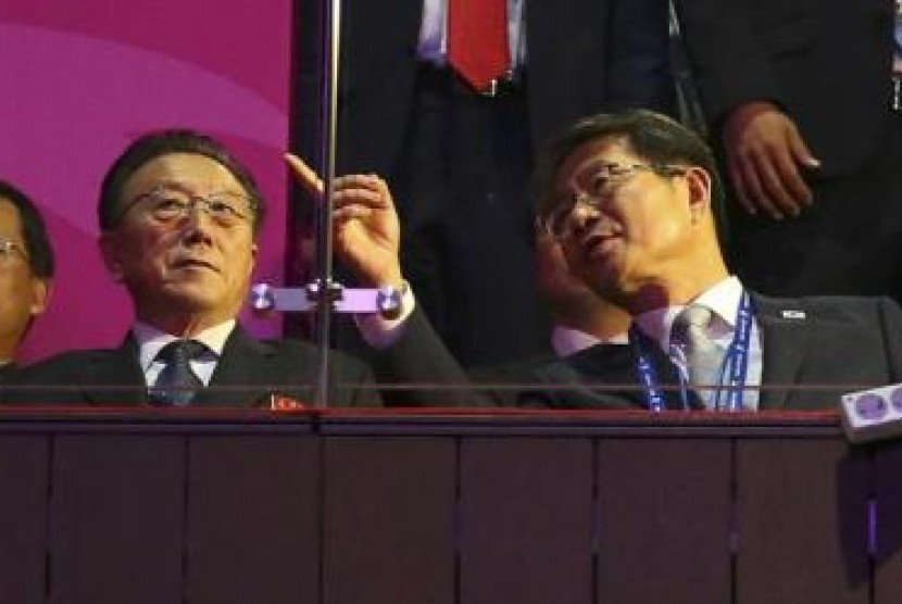 Menteri Unifikasi Korea Selatan Ryoo Kihl-Jae (kanan) berbincang dengan Kim Yang Gon, direktur Partai Buruh Korea Utara, saat penutupan Asian Games ke-17 di Incheon.
