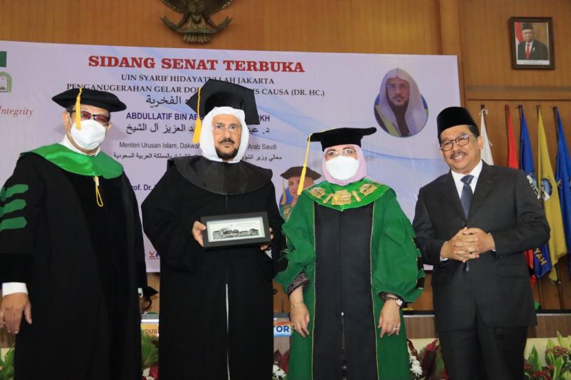Menteri Urusan Islam, Dakwah, dan Penyuluhan Kerajaan Arab Saudi Syekh Abdullatif Bin Abdulaziz Al Sheikh memperoleh gelar doktor honoris causa dari Universitas Islam Negeri (UIN) Syarif Hidayatullah Jakarta.