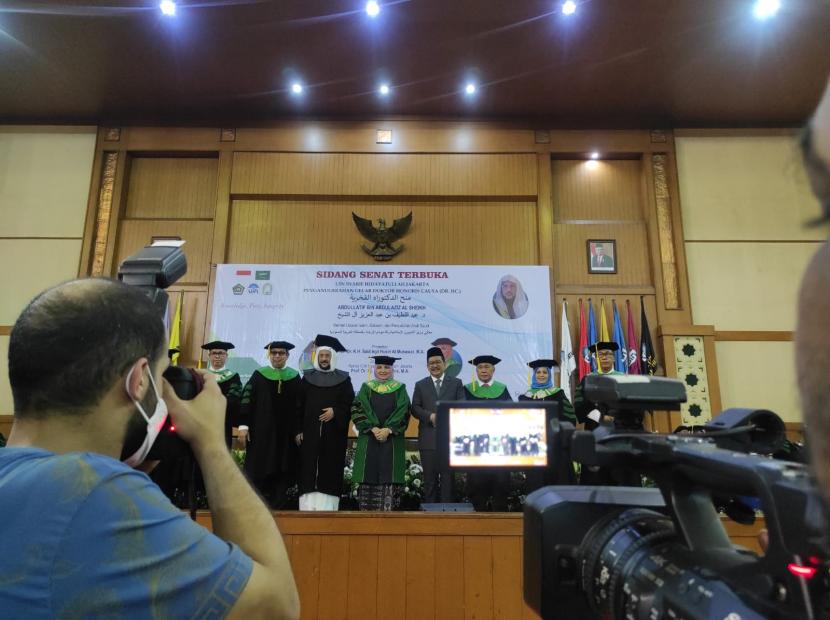 - Menteri Urusan Islam, Dakwah, dan Penyuluhan Kerajaan Arab Saudi Syekh Abdullatif Bin Abdulaziz Al Sheikh menerima gelar doktor honoris causa dari Universitas Islam Negeri (UIN) Syarif Hidayatullah Jakarta pada Senin (28/3/2022).