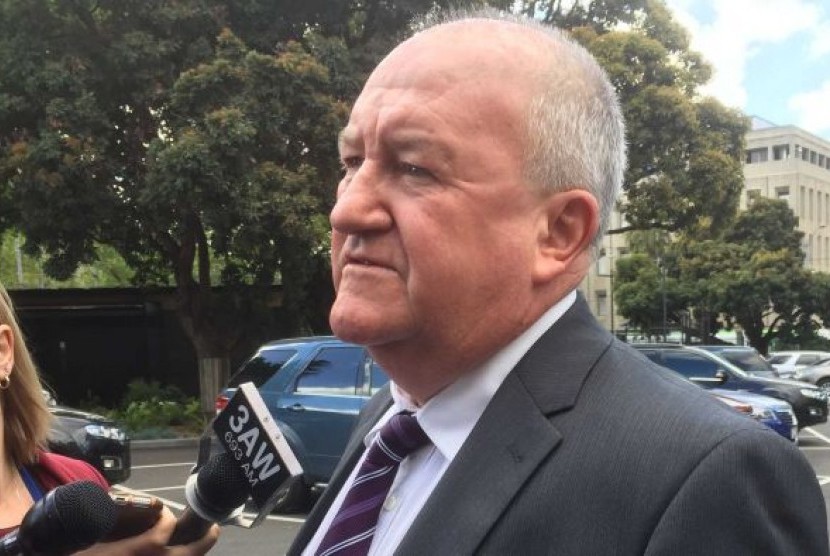  Menteri Urusan Penjara (Corrections Minister) negara bagian Victoria Australia Steve Herbert telah mengundurkan diri setelah kontroversi dia menggunakan mobil dinasnya untuk membawa dua ekor anjingnya.