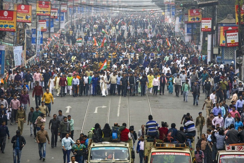 Menteri Utama negara bagian West Bengal dan pemimpin partai Trinamool Congress Mamata Banerjee (tengah, mengenakan sari putih) memimpin demonstrasi menentang UU Kewarganegaraan di Kolkata, India, Kamis (26/12). UU itu dinilai memarjinalkan Muslim di India.