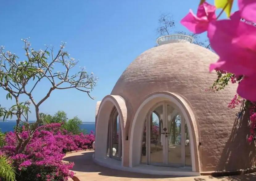 Mentigi Bay Dome Villas  akan mengingatkan Anda dengan bentuk bangunan-bangunan yang di Santorini, Yunani.