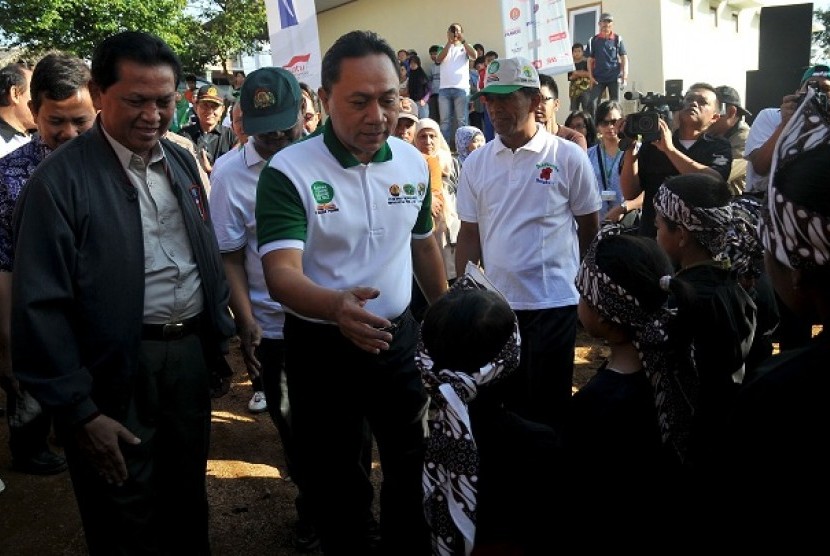 Mentri Kehutanan Zulkifli Hasan menyapa para warga sebelum melakukan pembukaan Festival Sarongge, Cipanas,Jawa Barat,Sabtu (29/6). Festival sarongge yang di gelar 29 Juni-1 Juli 2013 tersebut menampilkan aneka seni dan geliat ekonomi masyarakat desa Sarong