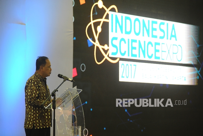 Mentri Riset, Teknologi, dan Pendidikan Tinggi Mohamad Nasir memberikan sambutan dalam pembukaan Indonesia Science Expo 2017 (ISE 2017) di Balai Kartini, Jakarta, Senin (23/10). 