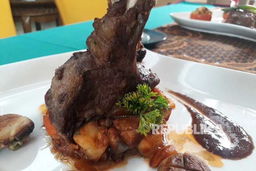 Menu Lamb Chop Mushroom Ricotta dengan kombinasi Ratatouille di Sasono Bujono Restoran Hotel Lorin  Solo.