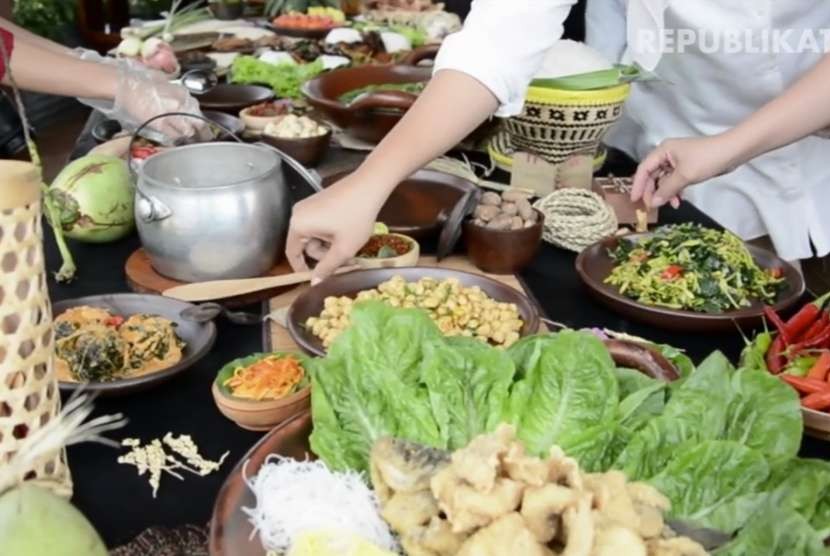 Menu masakan Indonesia di Bumi Sampireun di Vimala Hills Bogor.