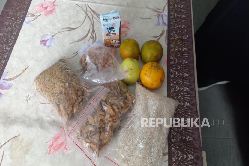 Menu MBG yang diterima sejumlah sekolah di wilayah Ciputat Timur, Tangerang Selatan, untuk pekan ini. Menu itu terdiri dari beras, ikan kering, kacang goreng, telur puyuh, buah, dan susu.