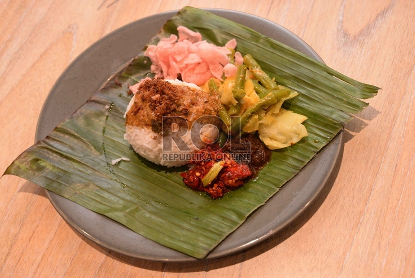 Menu Nasi Sayo bisa dipilih untuk menemani hidangan utama. Menu ini disertai nasi yang dimasak dari Beras Solok serta sayur dan sambal serta kerupuk merah muda khas Padang.