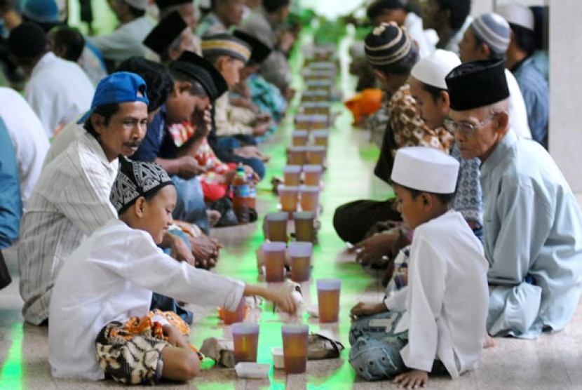 Menunggu waktu buka puasa di Masjid Kemayoran Surabaya