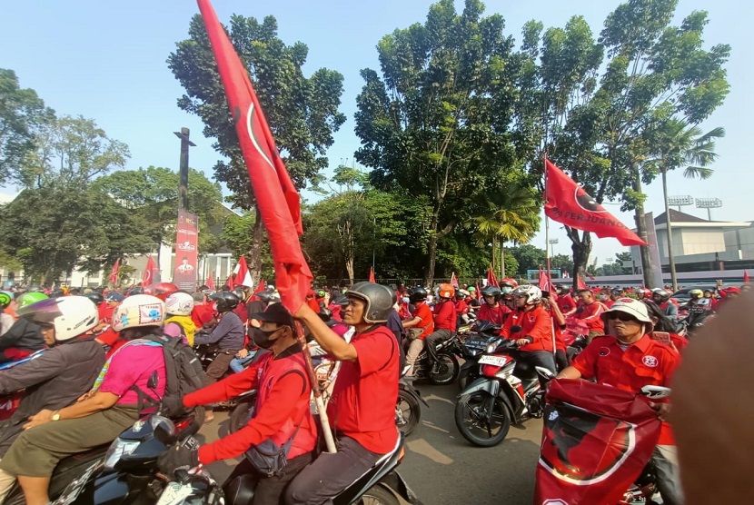 Menunjukkan sikap solid bergerak, ribuan kader PDIP DKI Jakarta datang ke arena acara dengan pawai motor. Dipimpin mobil komando, barisan PDIP mulai memadati Gedung parkir B Kompleks GBK.