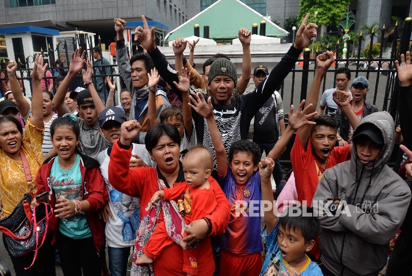  Warga Kalijodo melakukan aksi di depan kantor DPRD DKI Jakarta, Jumat (19/2).   (Republika/Yasin Habibi)