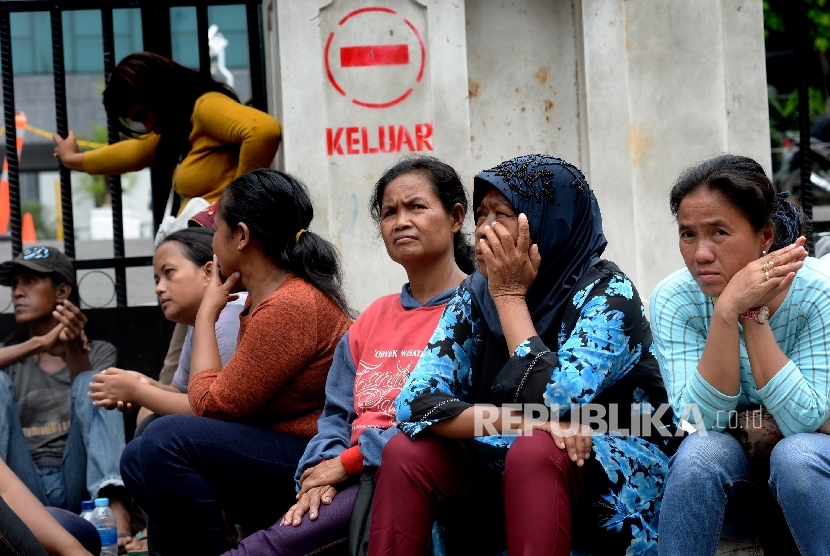  Warga Kalijodo melakukan aksi di depan kantor DPRD DKI Jakarta, Jumat (19/2).   (Republika/Yasin Habibi)