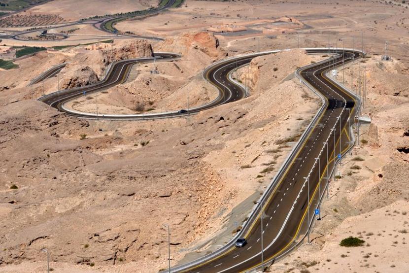 Jabal Hafit Peringkat Tiga Rute Perjalanan Terindah di Dunia. Menurut data Instagram yang dirilis oleh Pentagon Motor Group, Jabal Hafit di Uni Emirat Arab (UEA) menduduki posisi ketiga dalam rute perjalanan darat terindah di dunia.