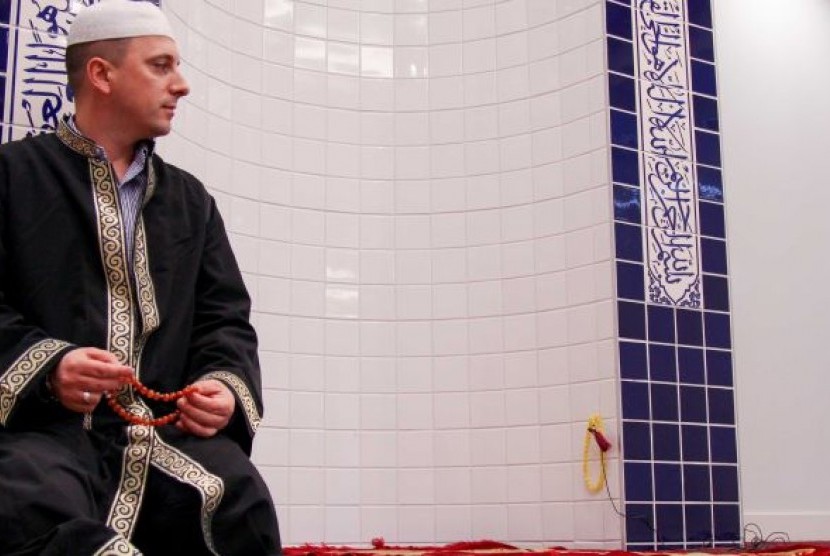 Menurut Imam Masjid di Carlton North, Australia Besim Hasani pekerjaan imam butuh 24 jam sehari untuk siap layani anggota komunitas Muslim kapan pun.