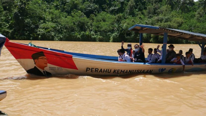 Menurut Ketua Umum Jabar Quick Response (JQR) Bambang Trenggono, perahu antar jemput murid SDN Ciloma Sukabumi merupakan bukti kasih sayang dari seorang Pemimpin Ridwan Kamil.