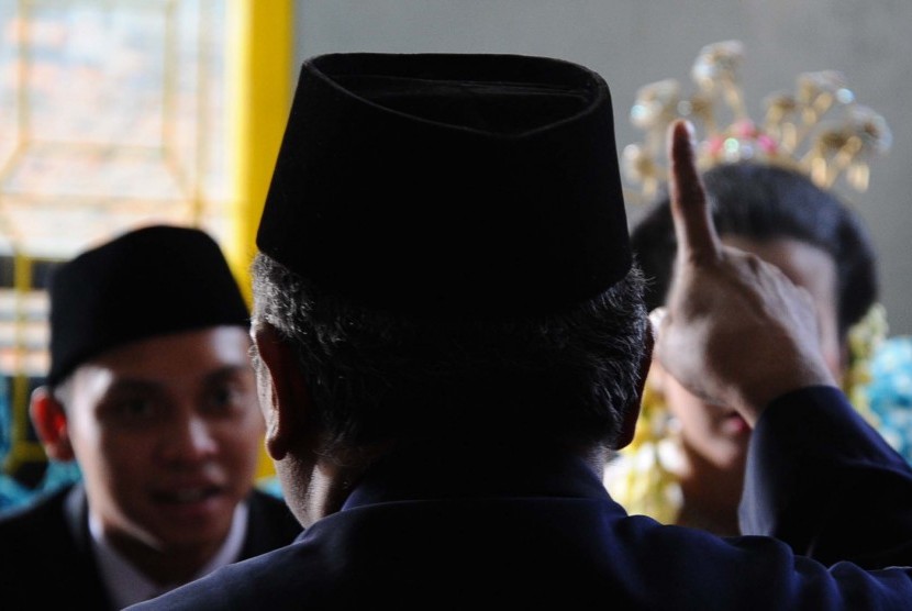 Menurut PP nomor 48 tahun 2014 biaya nikah di luar KUA dikenakan biaya sebesar Rp600 ribu. Sedangkan jika dilakukan di kantor KUA tidak dipungut biaya.