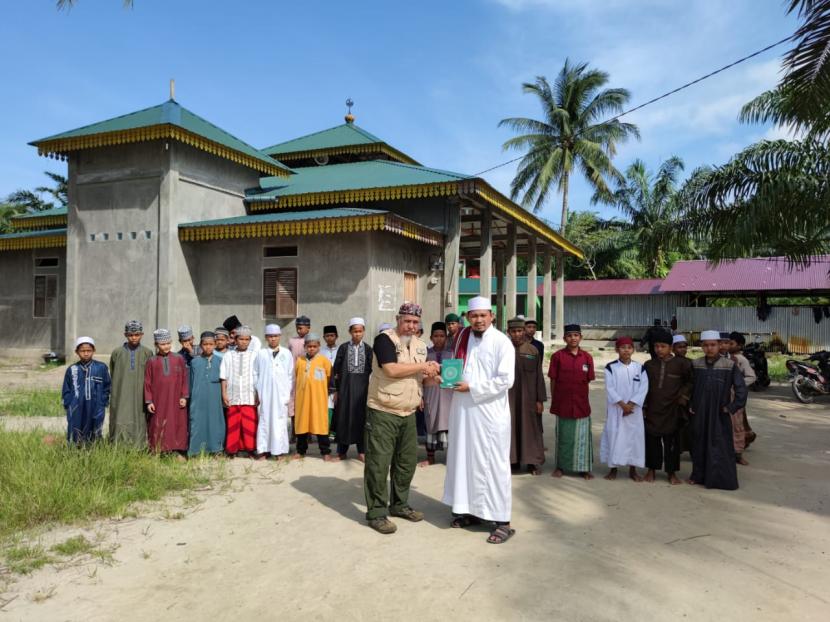 Menutup tahun 2021, Badan Wakaf Alquran (BWA) menyalurkan total 20 ribu Alquran wakaf ke lebih dari delapan  kota/kabupaten di Sumatera Utara.
