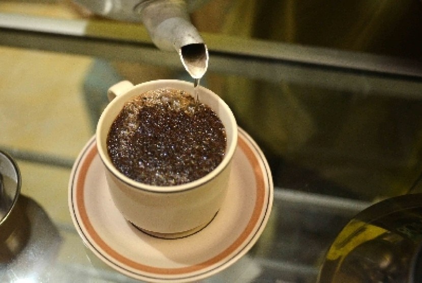 Menyajikan kopi