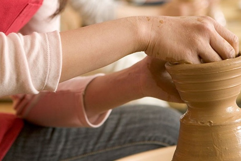 Menyalurkan hobby membuat keramik (ilustrasi)