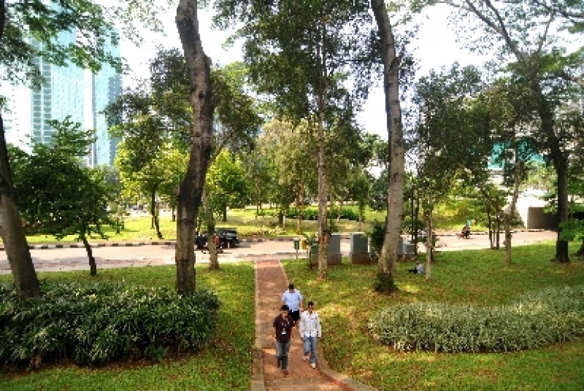 Menyambangi taman kota yang minim polusi bisa menjadi cara menjaga kesehatan paru.