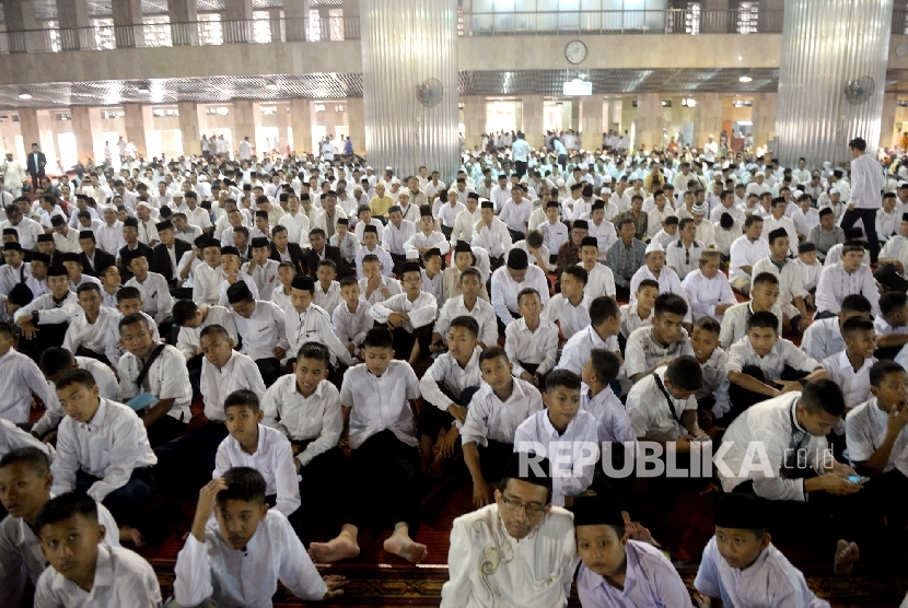 Menyambut 90 Tahun Gontor. Pesera menghadiri acara Sujud Syukur Menyambut 90 Tahun Pondok Modern Gontor di Masjid Istiqlal, Jakarta, Sabtu (28/5).