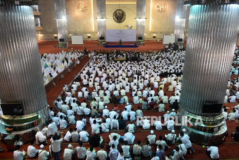 Menyambut 90 Tahun Gontor. Peserta melakukan sujud syukur bersama saat acara Sujud Syukur Menyambut 90 Tahun Pondok Modern Gontor di Masjid Istiqlal, Jakarta, Sabtu (28/5)