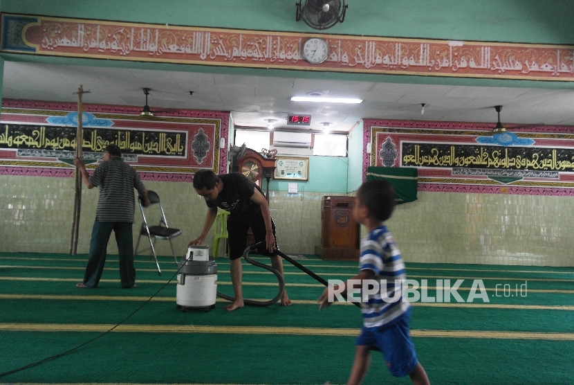 Menyambut bulan Ramadhan, pengurus bersama jamaah Masjid Nurusyifa Jakarta, Ahad (5/6), bergotong royong membersihkan masjid. (Republika/Darmawan)