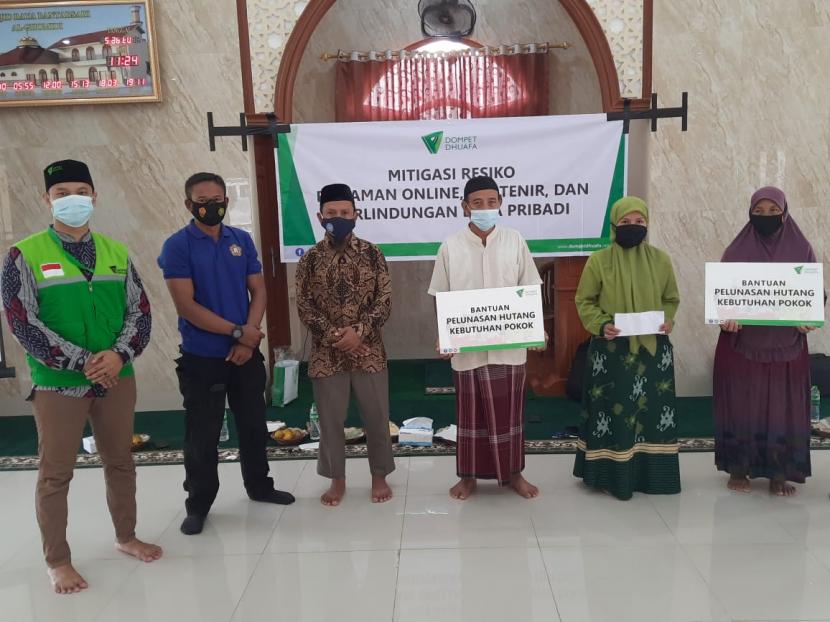 Menyambut datangnya bulan Ramadan 1442 H, Dompet Dhuafa mengadakan Sosialisasi Mitigasi Pinjaman Online, Rentenir, dan Perlindungan Data Pribadi pada Sabtu (27/3). Acara berlangsung di Masjid Al-Ghomidi, Desa Bantarsari, Kecamatan Rancabungur, Kabupaten Bogor.