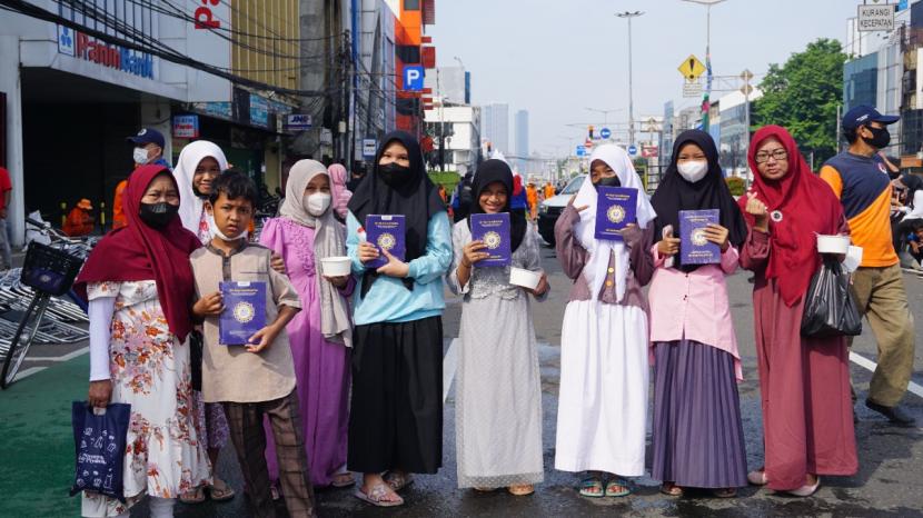 Menyambut Hari Ibu tahun 2022, Amanah Takaful menyalurkan 1.000 Alquran kepada peserta kegiatan Cuci Kaki Ibu, di Kawasan Car Free Day Jalan  Suryopranoto,  Kelurahan Petojo Selatan,  Kecamatan Gambir,  Jakarta Pusat,  Ahad (18/12/2022).