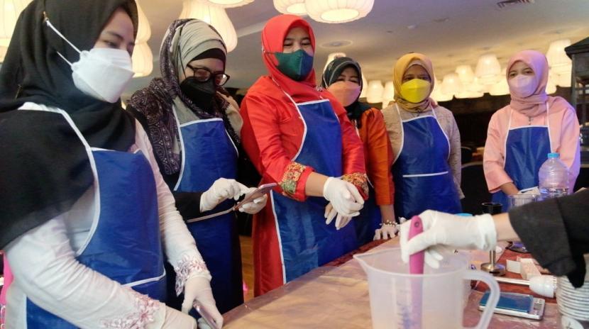 Menyambut Hari Kartini, ASTON Priority Simatupang kembali mengadakan kegiatan khusus untuk pemberdayaan wanita Indonesia. Pada peringatan Hari Kartini kali ini ASTON Simatupang menyelenggarakan workshop membuat sabun alami ramah lingkungan bersama @loka.karsa.