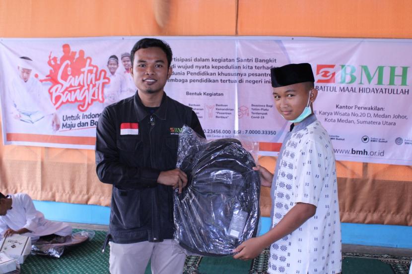 Menyambut Hari Santri Nasional, BMH Perwakilan Sumatera Utara memberikan santunan kepada 50 anak yatim tahfidz putra di Aula Hidayatullah Medan, Sabtu (16/10).