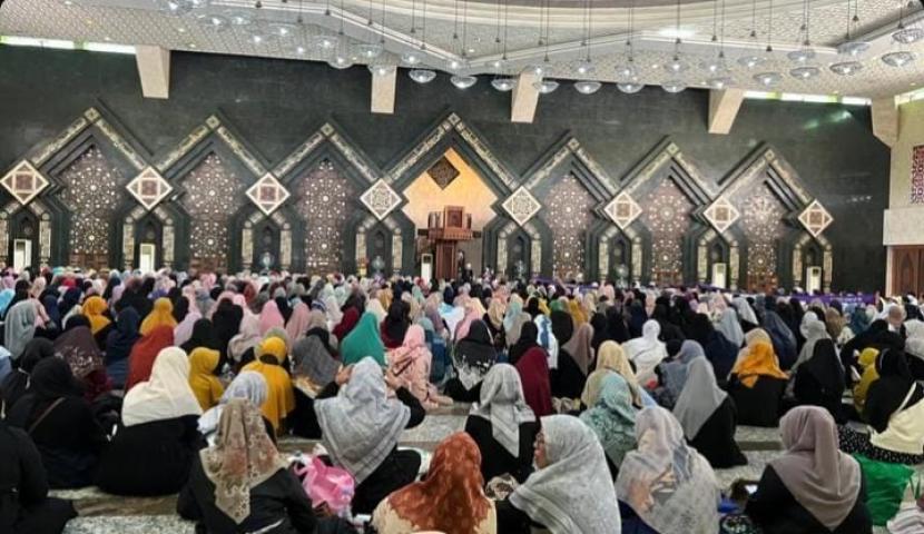 Jamaah di Masjid At Tin, Jakarta.