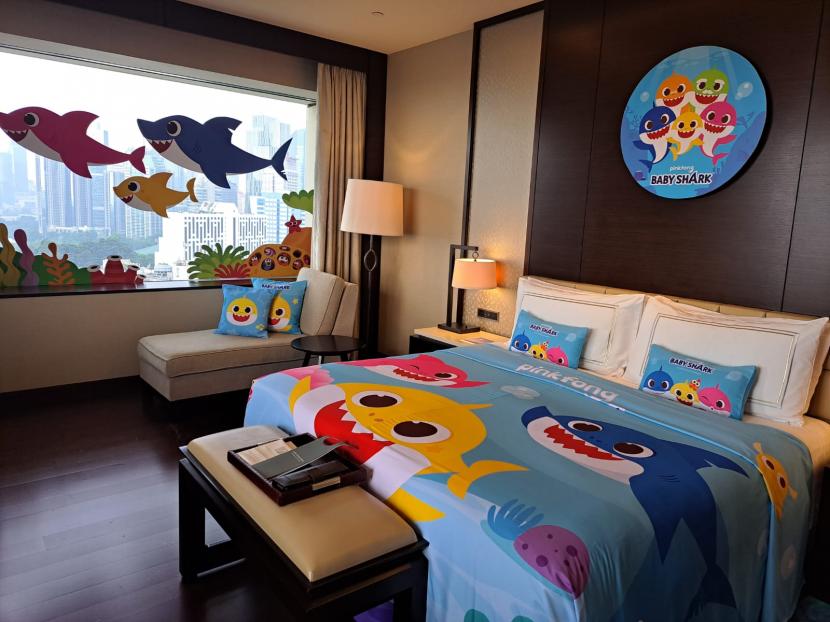 Menyambut libur sekolah, hotel Fairmont Jakarta menghadirkan 15 kamar dengan tema Pinkfong Baby Shark untuk tamu keluarga.