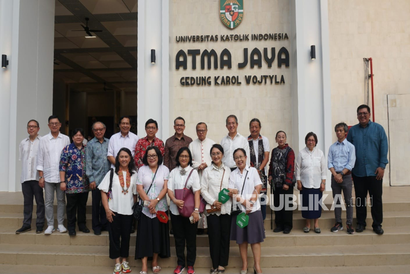 Menyambut perayaan Lustrum ke-13 atau HUT ke-65, Universitas Katolik Indonesia (Unika) Atma Jaya meresmikan sejumlah fasilitas baru hasil revitalisasi di Kampus Semanggi. Fasilitas yang diresmikan antara lain Lobby Karol Wojtyla by ASTRA, ATMACanteen dan Goa Maria Immaculata. 