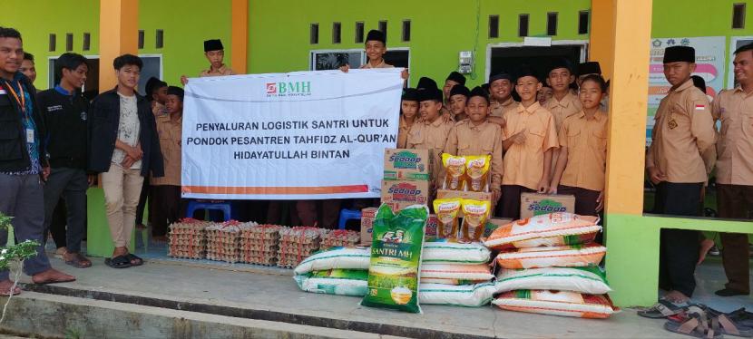 Menyambut pergantian tahun baru Islam  1 Muharram 1444 H,  BMH Perwakilan Kepulauan Riau menyalurkan  bantuan logistik untuk santri di Bintan dan Karimun, Jumat (29/7/2022).