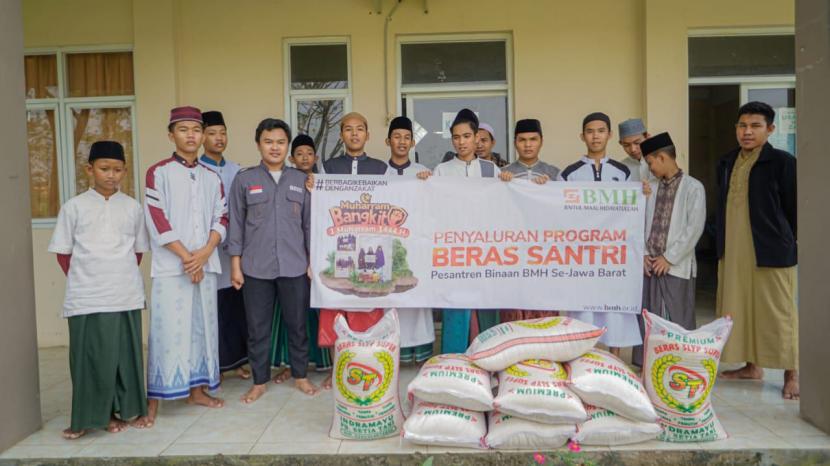 Menyambut Tahun Baru Islam 1444 H, BMH Perwakilan Jawa Barat menyalurkan bantuan beras dan lauk ke sembilan pesantren.
