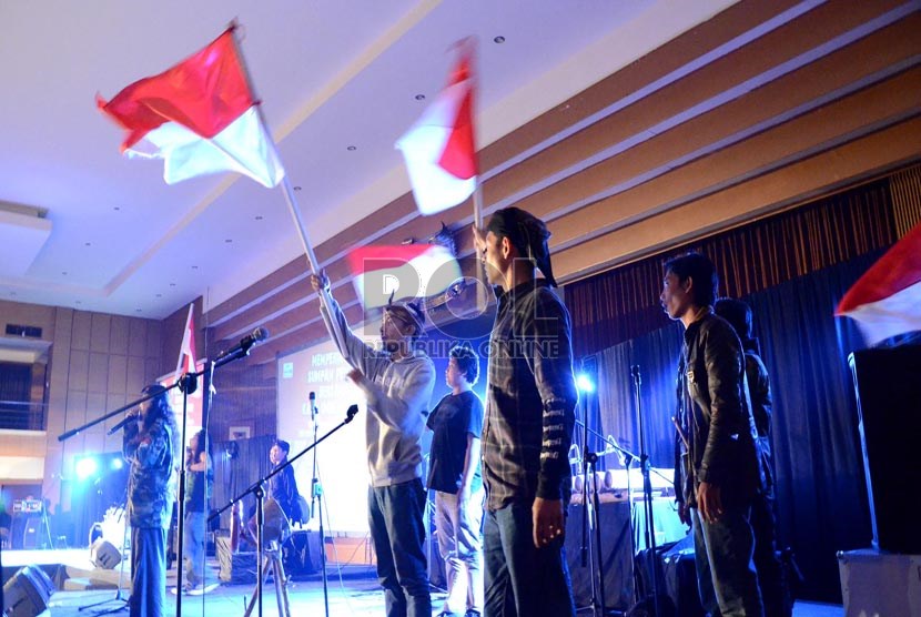  Menyanyikan lagu Indonesia Raya pada peringatan Sumpah Pemuda bersama komunitas underground di Aula Universitas Padjadjaran (Unpad), Jl Dipatiukur, Bandung, Senin (28/10).    (Republika/Edi Yusuf)