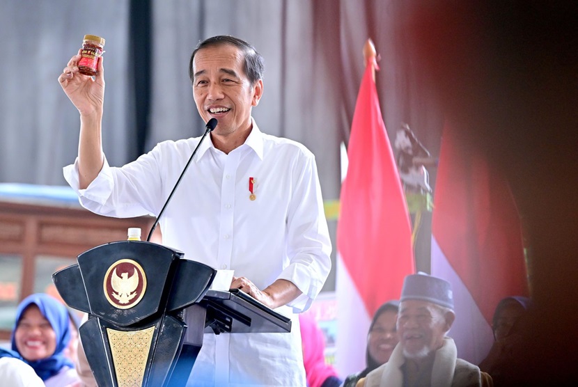 Menyapa 3.000 Nasabah PNM Mekaar, Presiden Jokowi juga melirik berbagai produk hasil ibu-ibu ini dengan kemasan yang menarik. Kegiatan ini berlangsung di MPP Kota Tangerang Selatan pada Senin (19/02) pagi ini.