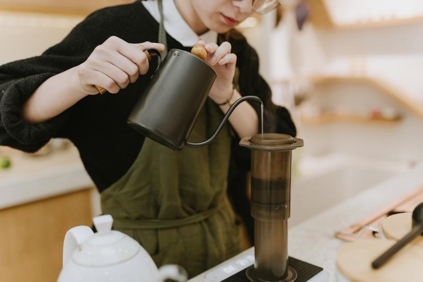 Menyeduh kopi dengan metode manual brew (ilustrasi). Untuk menyiapkan The Specialist, barista Starbucks memakai kopi gayo.