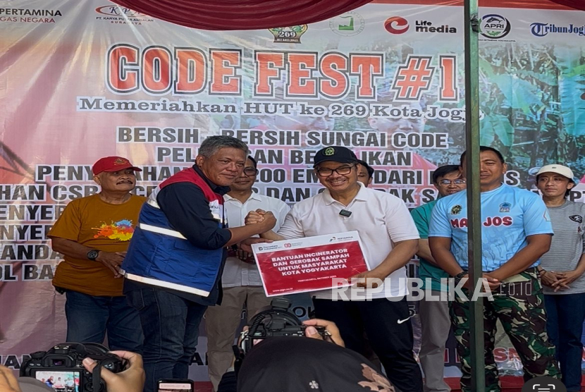 menyerahkan bantuan CSR sebanyak 50 gerobak sampah dan satu unit insinerator kepada Pemerintah Kota Yogyakarta, Sabtu (4/10/2025).