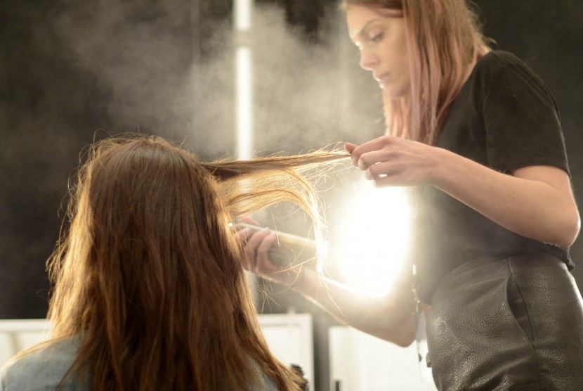 Menyikat pori kepala membantu mengurangi minyak dari akar rambut dan menghasilkan rambut tidak terlalu berminyak.
