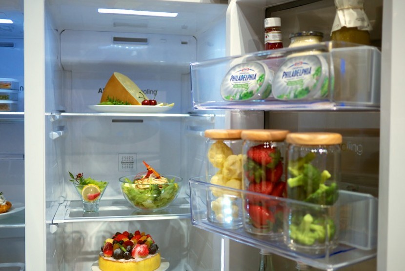 Menyimpan makanan dengan benar di kulkas sangat penting. Anda bisa terhindar dari keracunan makanan dengan penyimpanan yang benar.