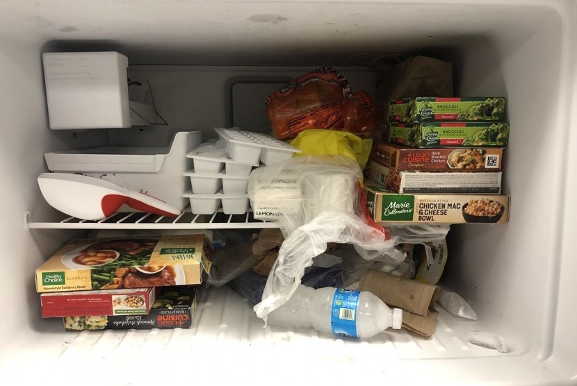 Menyimpan makanan di freezer.