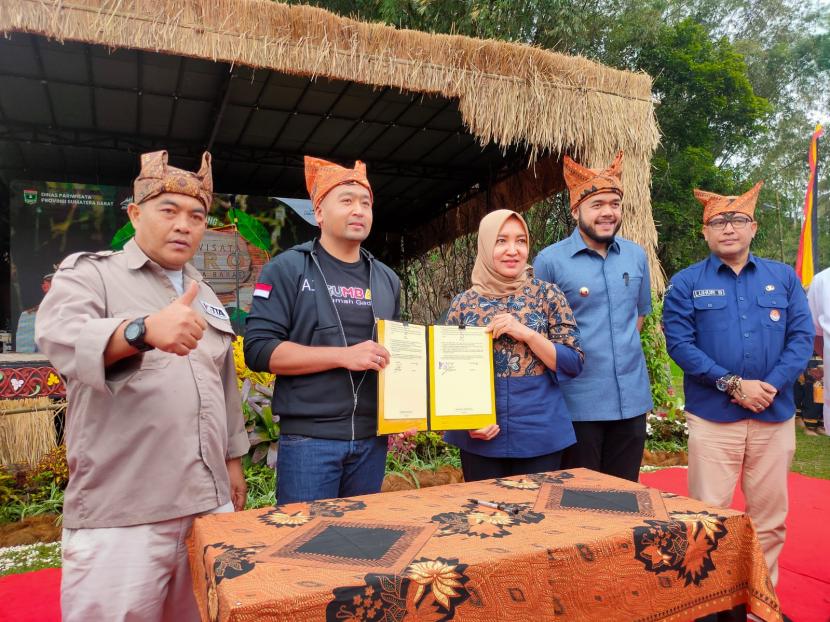 Menyongsong Visit Beautiful West Sumatera 2023, Wakil Gubernur Sumbar Audy Joinaldy meresmikan 50 Desa Wisata Agro Sumatera Barat dari salah satu destinasi unggulan, yakni Desa Wisata Kubu Gadang, Padang Panjang, Selasa (13/9/2022).