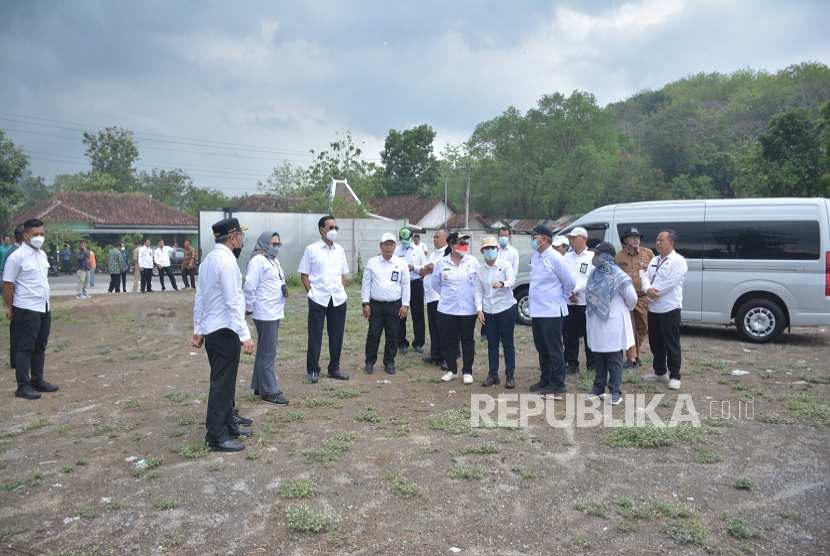 menyuplai sekitar 1.000 hingga 1.200 ton sampah per hari selama Gubernur Daerah Istimewa Yogyakarta, Sri Sultan Hamengku Buwono X ajak Walkot-Bupati rembuk proyek PSEL. 