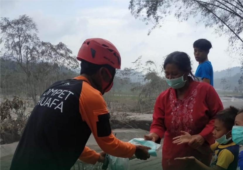 Menyusul aksi respon Indonesia Siap Siaga pada erupsi Gunung Merapi di Yogyakarta dan Gunung Ile Lewotolok di Nusa Tenggara Timur, kini tim DMC (Disaster Management Centre) melalui Dompet Dhuafa (DD) Cabang Jawa Timur, kembali menerjunkan personilnya dalam aksi respon erupsi Gunung Semeru.