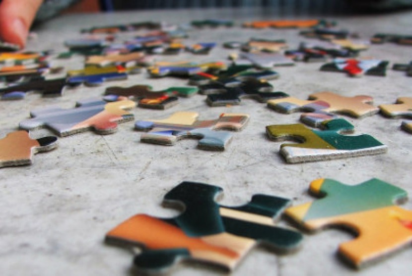 Menyusun kepingan puzzle jigsaw bisa menjadi aktivitas yang menyegarkan otak (ilustrasi)