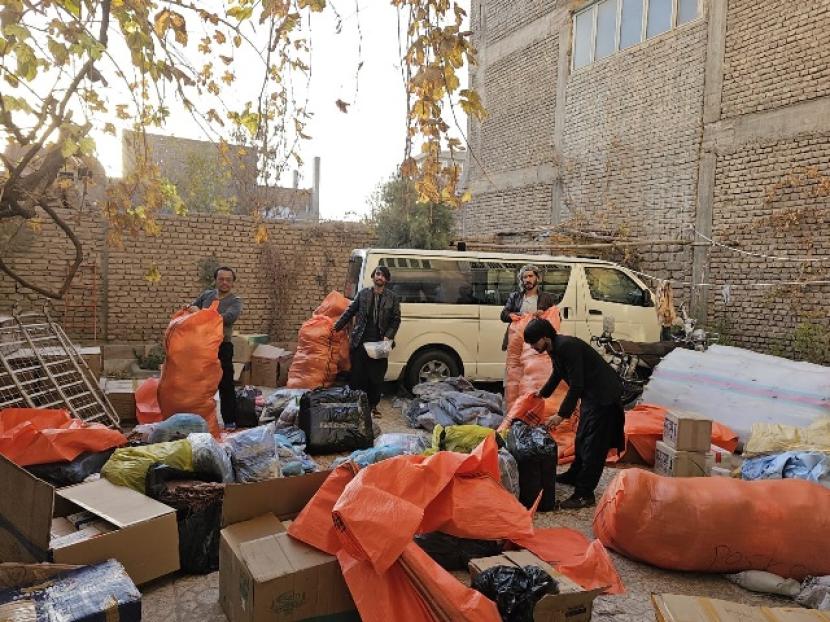 Tim MER-C bersama warga lokal menyiapkan bantuan untuk warga Herat Afghanistan.