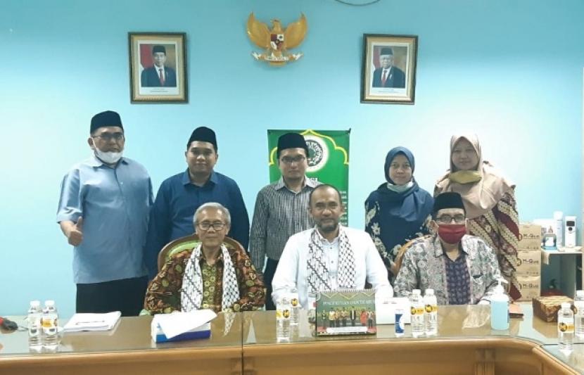 Ketua Presidium MER-C, Sarbini Abdul Murad, di Kantor Majelis Ulama Indonesia (MUI), Selasa (7/12)
